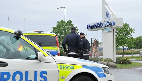 Banke buvo pagrobti įkaitai