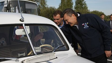 Janukovyčius ir Medvedevas važiuoja Ukrainos link senoviniais automobiliais &bdquo;Pobeda&ldquo;