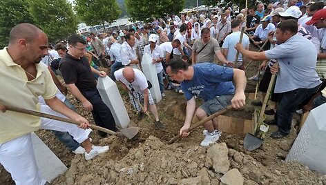Bosnijos musulmonai pirmadienį susirinko į &scaron;imtų neseniai identifikuotų Srebrenicos žudynių aukų laidotuves