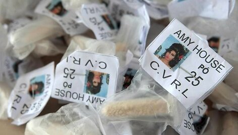 Kokaino paketėliai su Amy Winehouse atvaizdu