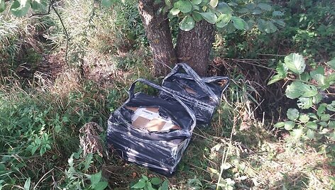 Krūmuose paslėpta kontrabanda