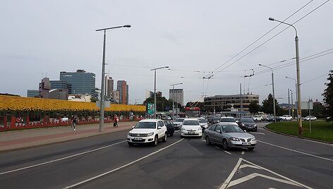 Vienu metu santykius žiedinėje sankryžoje teko ai&scaron;kintis i&scaron;kart 4 vairuotojams.