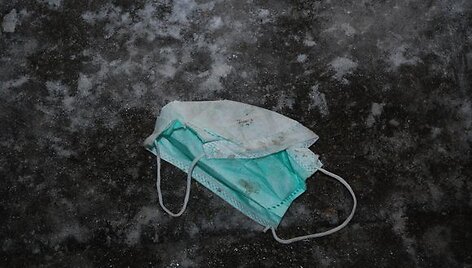 Praėjus daugiau nei parai aplink Seimą dar gausu penktadieninių riau&scaron;ių ženklų: pasibaigus dujų atakoms, respiratorių nebereikėjo.