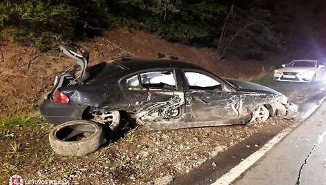 Vienas i&scaron; sudaužytų automobilių