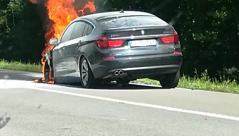 greitkelyje-i-klaipeda-sudege-bmw-automobilis