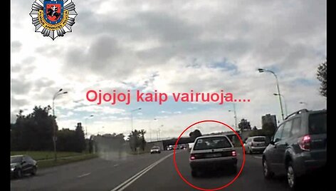 Užfiksuota, kaip pažeidėjas be posūkio signalo metasi į kelio vidurį, priversdamas ekstremaliai stabdyti antrąja eismo juosta judantį visureigį.