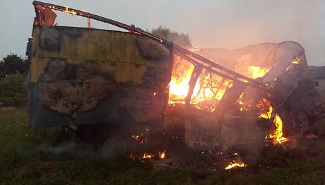 Juknaičiuose pirmadienio vakarą degęs statybininkų vagonėlis.