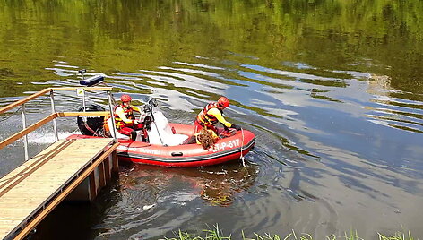 inscenizuotas-skenduolio-gelbejimas-i-pagalba-skuba-motorine-valtis