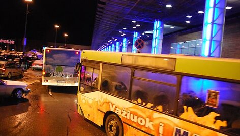 &bdquo;Akropolio&ldquo; parduotuvės &bdquo;Maxima&ldquo; apgultis, daug pirkėjų liko už durų, laimingieji tempia pirkinius.
