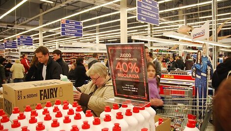&bdquo;Maxima&ldquo; prekybos salė buvo sausakim&scaron;a, prie kasų nusidriekė eilės, pirkėjai vos pavežė savuosius pirkinius.