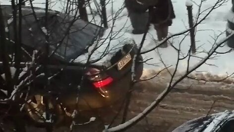 V.Uspaskichas jau seniai vežiojamas 2006 m. laidos limuzinu &bdquo;Mercedes-Benz S 500&ldquo; (valst. nr. ABA 001)