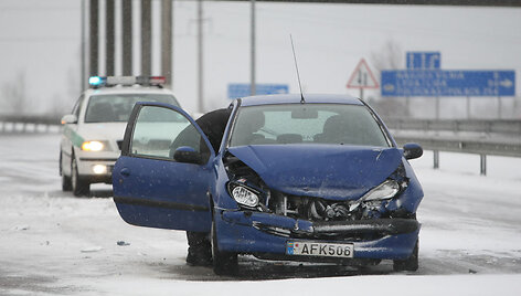Slidinėjantis transportas ir avarijos padariniai Minsko plente