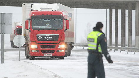 Slidinėjantis transportas ir avarijos padariniai Minsko plente