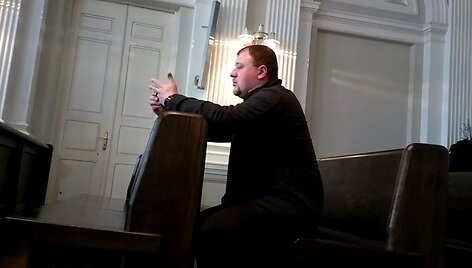 Naktinių klubų administratoriumi dirbęs Dmitrijus penktadienį nustebino teismą.