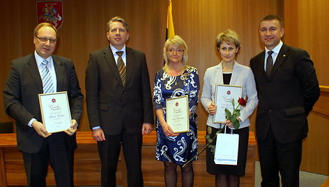 „Metų prokurorams“ (iš dešinės): N.Grunskienei, N.Urbonavičienei ir A.Urbeliui generalinis prokuroras Darius Valys (ketvirtas iš dešinės) ir konkurso iniciatorius prokuroras Saulius Galminas (pirmas iš dešinės) įteikė garbės raštus ir vardines dovanas.