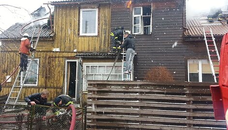 Namuose plintant liepsnoms, viduje buvusi 13 metų mergaitei tiesiai i&scaron; lovos &scaron;oko per 2-ojo auk&scaron;to langą žemyn ant betono. Jos brolis ir tėvai sulaukė kopėčių.