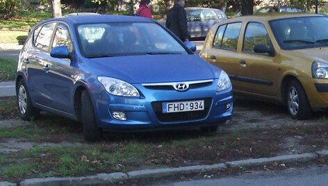 Mėlynasis prokurorės automobilis ant i&scaron;važinėto žolės ploto sostinės Žirmūnų rajone.