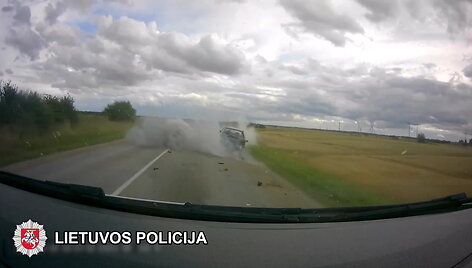 girto-vairuotojo-virazai-automobilis-ore-apsiverte-3-kartus