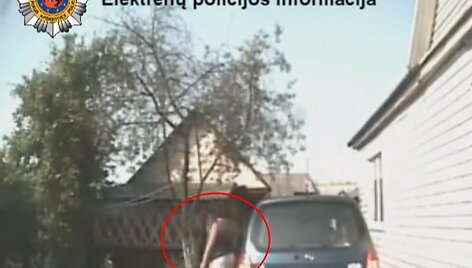 Pareigūnai du sykius mėgino bendrauti su vienatūrio vairuotoja (nuotr.), tačiau abu kartus liko nesuprasti.