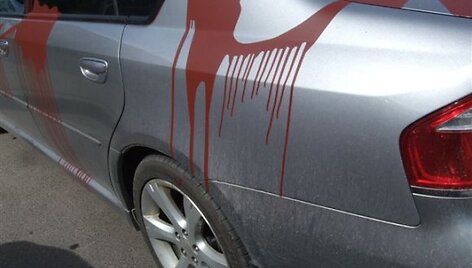 Rudais dažais i&scaron;terliotas &bdquo;Legacy&ldquo; automobilis. 