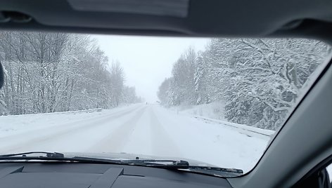 Eismo sąlygos penktadienio rytą kelyje nuo Šiaulių link Telšių