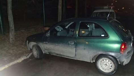 Po gaudynių apgadintas automobilis
