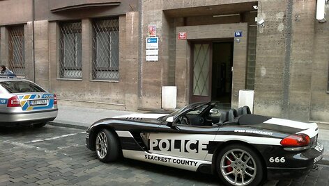 Superautomobilių žygio akimirka