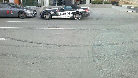 &bdquo;Automobilio parkavimas prie&scaron;ais vie&scaron;butį su jo paties para&scaron;u&ldquo;, - žygio dalyviai skelbia feisbuke prie &scaron;ios Marijampolėje darytos nuotraukos.
