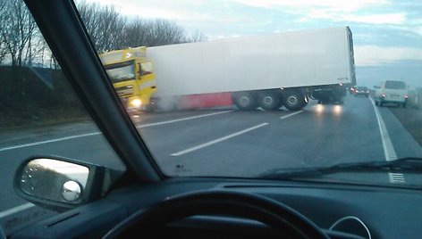 Eismo incidentas slidžiame Marijampolės aplinkkelyje.