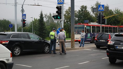 Automobilis „Toyota Avensis“ įvykio vietoje