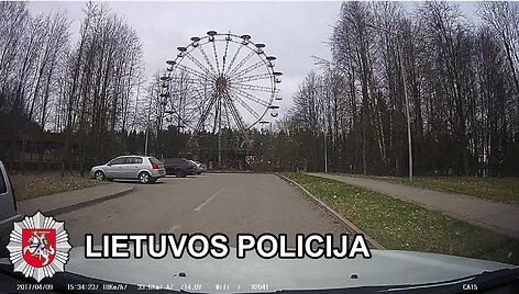 pareigunai-priciupo-paauglius-pavojingai-pramogaujancius-apleistame-atrakcionu-parke