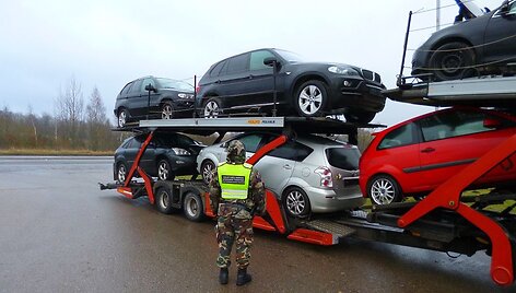 Sulaikytas automobilvežis su BMW X5 visureigiu.