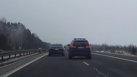 BMW automobiliai greitkelyje, anot liudininko, judėjo apie 150 km/val. greičiu.