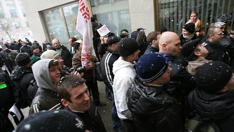 Protesto akcija prie Seimo virto riaušėmis.