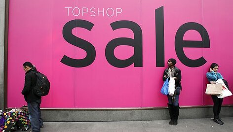 Londono parduotuves per &scaron;ventes užplūdo pirkėjai