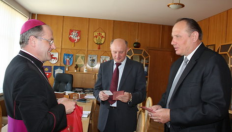 Pirmas iš kairės: Kaišiadorių vyskupas J. Ivanauskas, tarybos sekretorius S. Salickas ir mero pavaduotojas G. Krasauskas. 