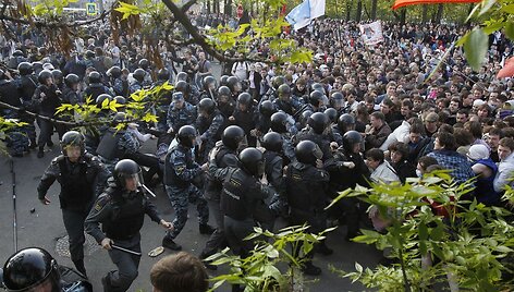 Policija prie&scaron; mitingo dalyvius panaudojo smurtą