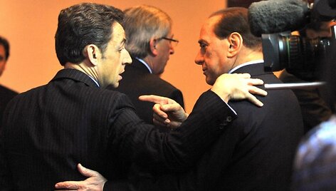 Prancūzijos prezidentas Nicolas Sarkozy (kairėje) su italų premjeru Silvio Berlusconi prie&scaron; susitikimą. 