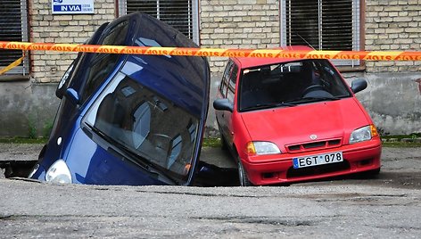 Automobiliai smegduobėje