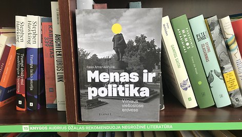 Menas ir politika