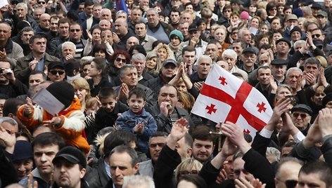 Tbilisyje į gatves išėjo tūkstančiai žmonių. 