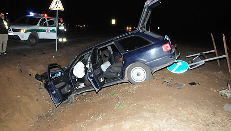 Nuo skardžio nulėkęs automobilis