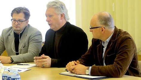 Į Tauragę atvykęs &bdquo;Chevron&ldquo; dukterinės įmonės Lietuvoje generalinis direktorius Gilbert Ankenbauer (viduryje) tikina, kad jo netenkina UAB &bdquo;LL Investivicijos&ldquo; atliktas darbas.