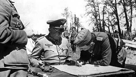 Feldmar&scaron;alas G. von Klugė (viduryje) buvo A. Hitlerio prie&scaron;ininkas ir žinojo apie daugelį sąmokslininkų planų.