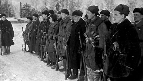 Solnečnogorsko rajono partizanų būrio rikiuotė Pamaskvėje (būrio vadas &ndash; Aleksejus Pachomovas). 1941 m. lapkritis&ndash;gruodis.