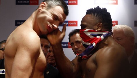 2012 metų incidentas: Dereckas Chisora spjauna vandenį Vladimirui Klyčko į veidą