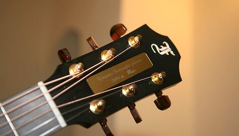 Uždarymo kulminacija tapo Vytauto Kernagio gitaros įteikimas