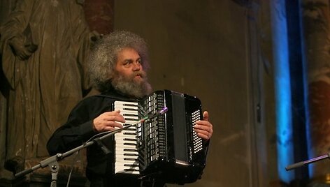 Vytauto Kernagio gitara atiteko Andriui Kulikauskui