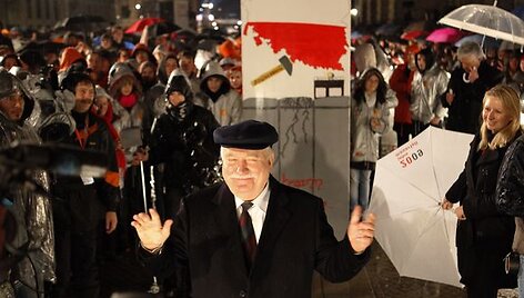 Lechas Walesa prie&scaron; stumdamas simbolinę sieną 