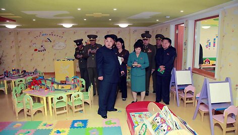 Kim Jong Unas apžiūrinėja vaikų namus